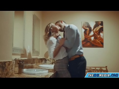 ❤️ Kun povekas blondi viettelee sinut julkisessa vessassa ️ Porno at us ❤